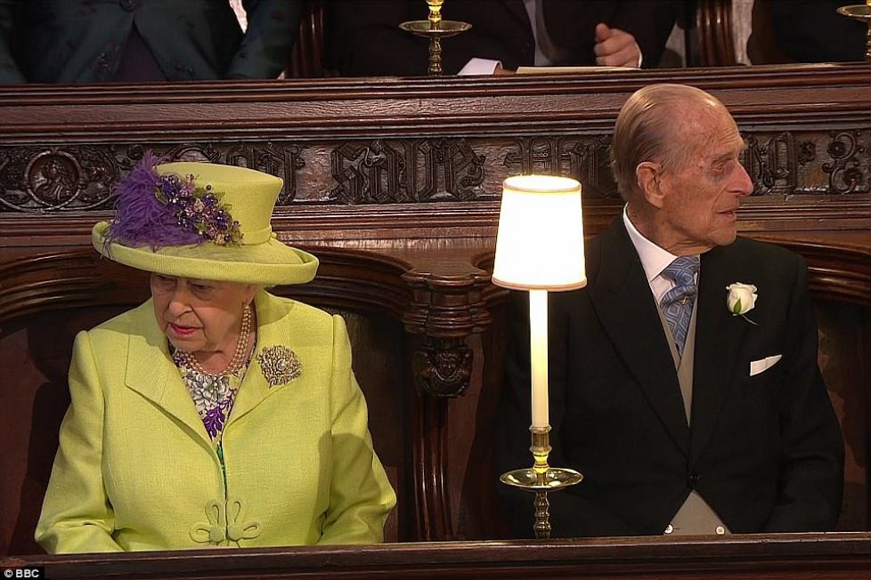4C6D57FB00000578-5747571-The_Queen_was_flanked_by_her_husband_Prince_Philip_today_as_she_-a-297_1526727717021