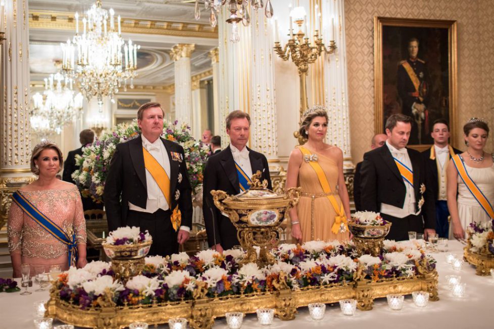 Dîner de gala offert par LL.AA.RR. le Grand-Duc et la Grande- Duchesse en l'honneur de LL.MM. le Roi et la Reine des Pays- Bas, en présence de LL.AA.RR. le Grand-Duc Héritier et la Grande-Duchesse Héritière