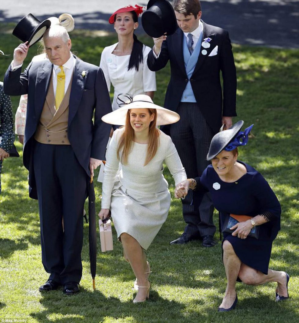 4D85B5FB00000578-5874411-Fergie_and_Beatrice_held_hands_as_they_curtsied_to_the_Queen_tod-a-37_1529674382564 4D85B5FB00000578-5874411-Fergie_and_Beatrice_held_hands_as_they_curtsied_to_the_Queen_tod-a-37_1529674382564
