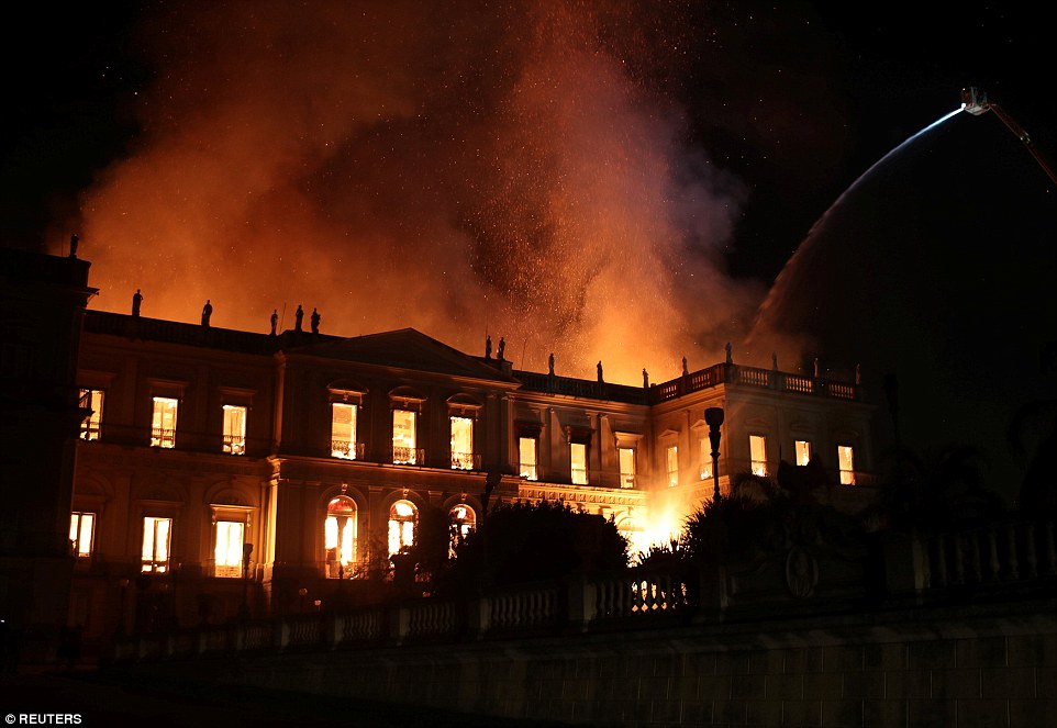 4FA739A000000578-6125217-A_200_year_old_museum_in_Brazil_was_hit_on_Sunday_by_a_huge_fire-a-55_1535936566382.jpg