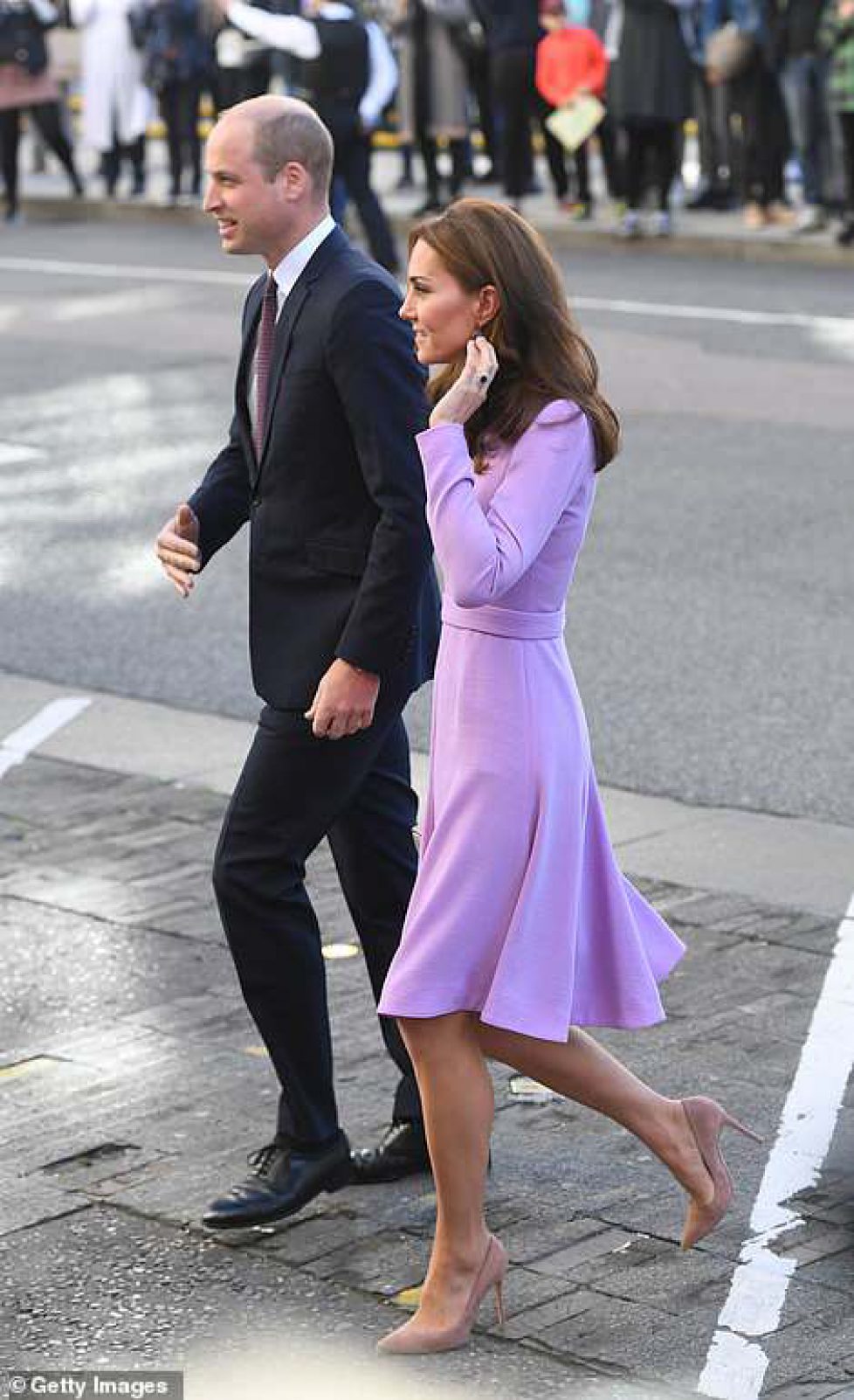 4882192-6255933-Kate_took_advantage_of_the_unseasonably_warm_weather_to_don_a_su-m-157_1539088356764