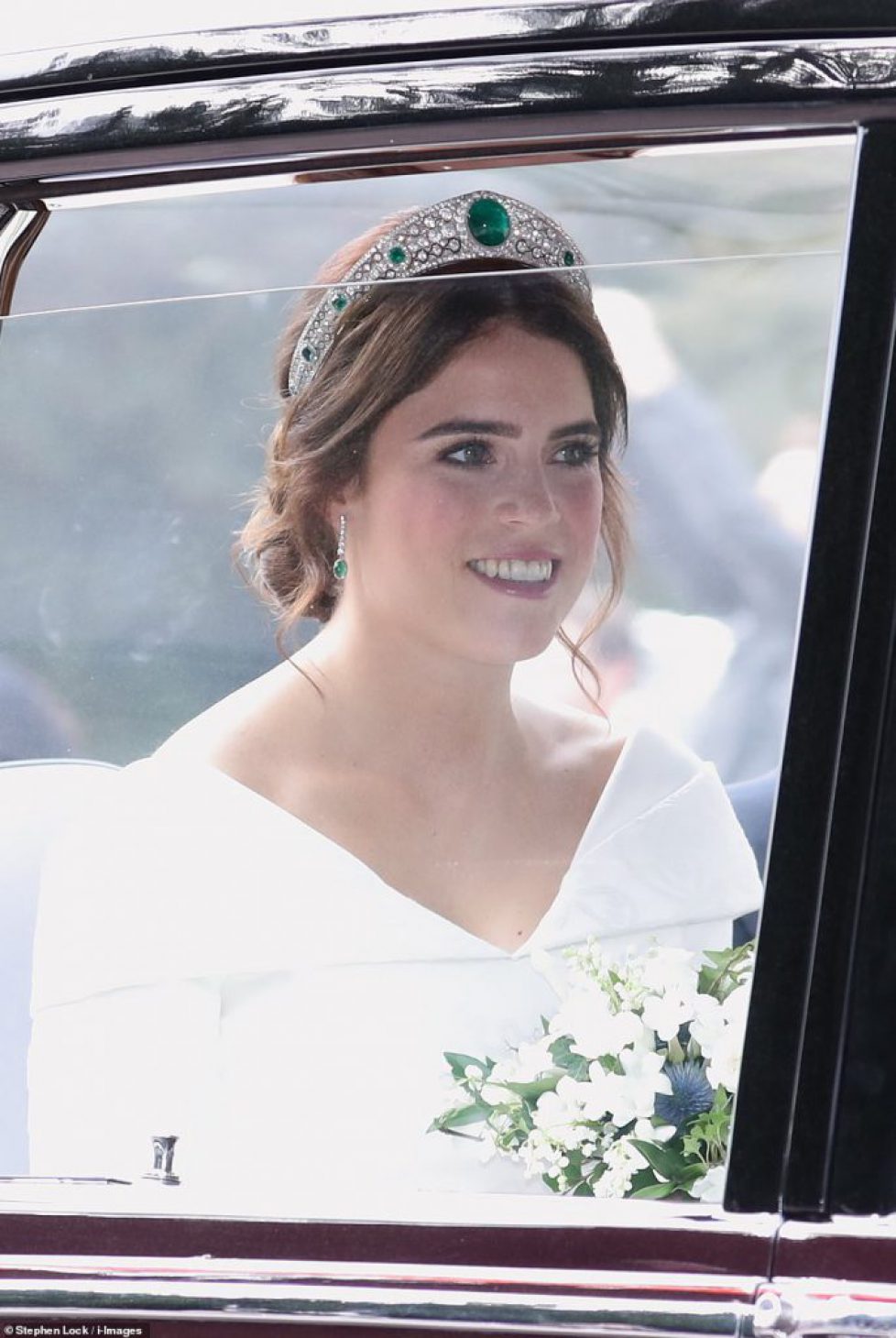 4984172-6268487-Eugenie_pulls_up_the_chapel_in_the_wedding_car_wearing_a_tiara_c-a-112_1539338568819