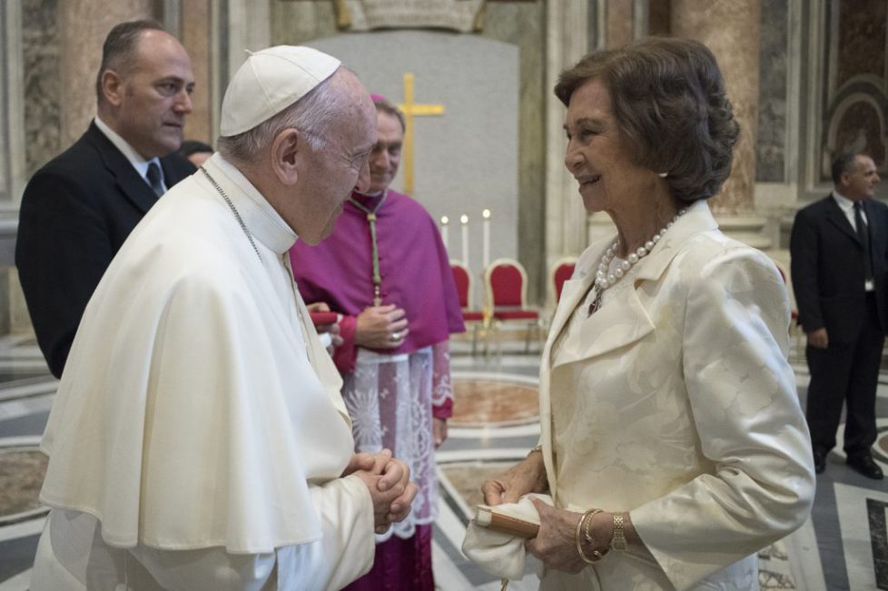 Su Majestad la Reina Doña Sofía es saludada por Su Santidad el Papa