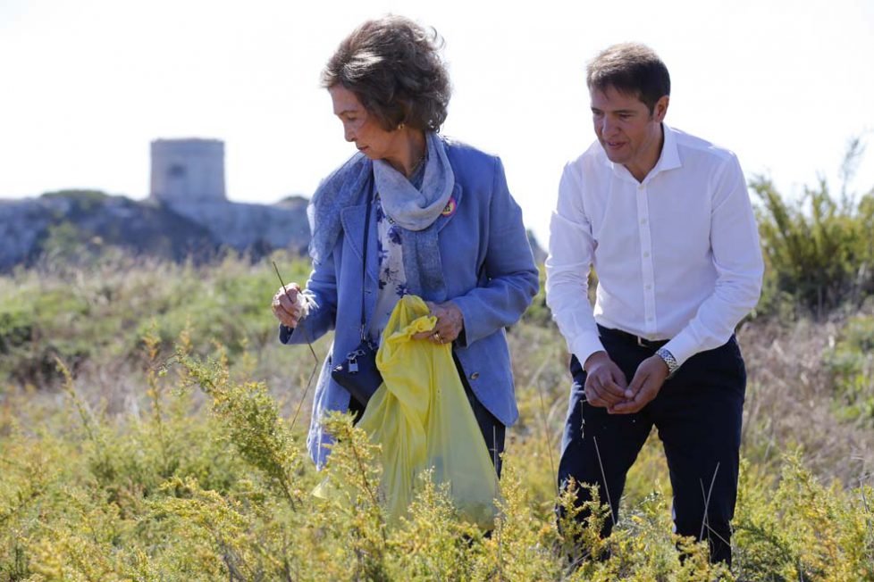 *LA REINA SOFIA PARTICIPA EN UNA RECOGIDA DE BASURA DEL MAR EN MENORCA