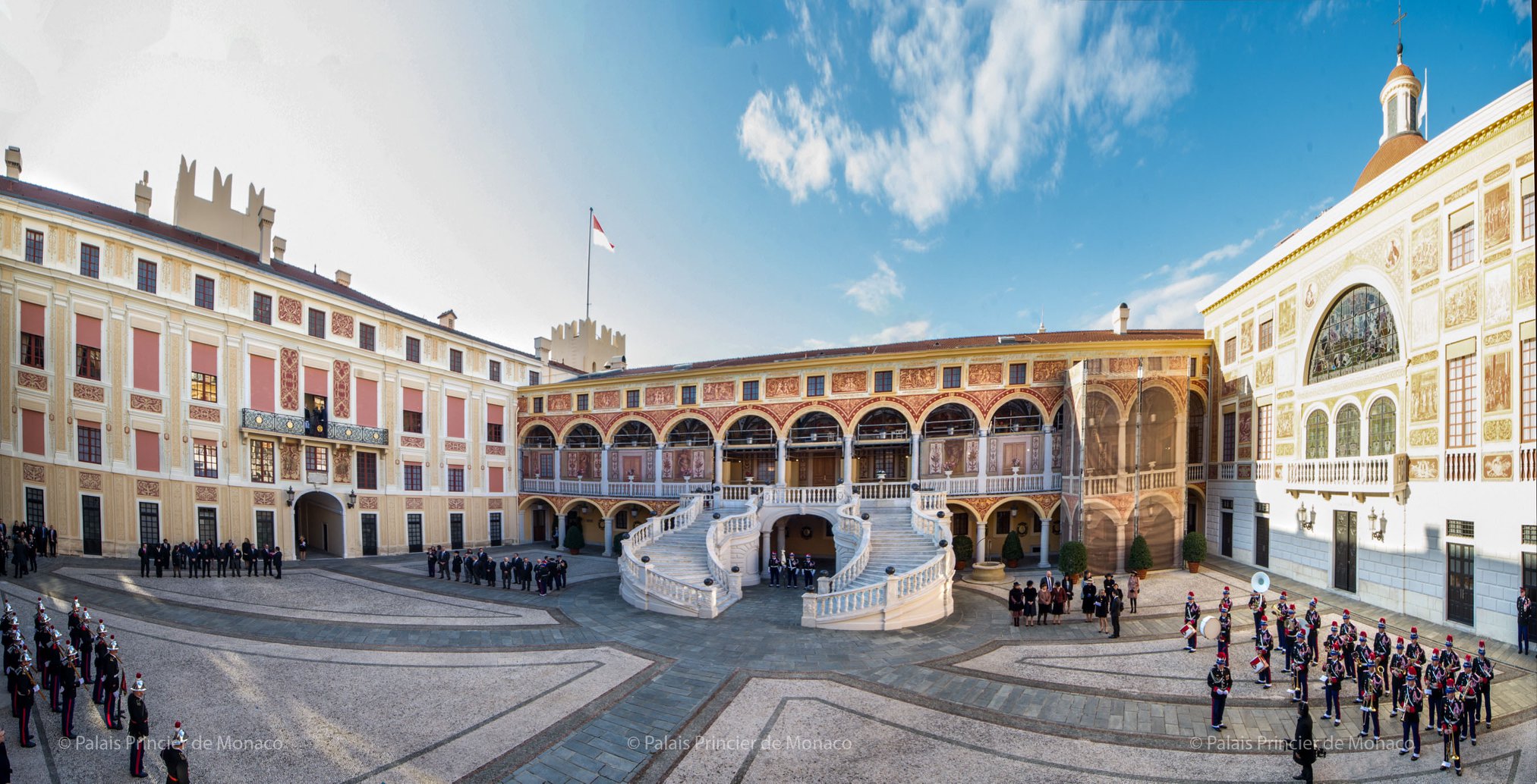 La Cour d’honneur du Palais princier de Monaco – Noblesse & Royautés