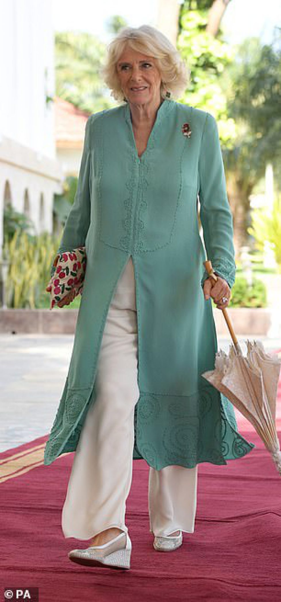 5651298-6341715-Camilla_71_looked_chic_in_a_turquoise_tunic_for_the_engagement-a-44_1541078586456 5651298-6341715-Camilla_71_looked_chic_in_a_turquoise_tunic_for_the_engagement-a-44_1541078586456