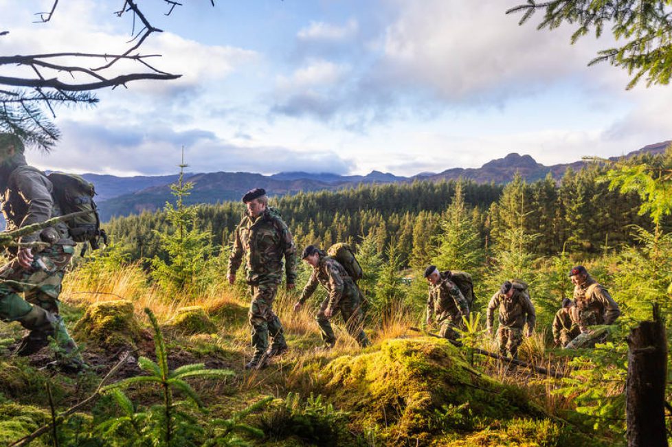 ZMK bezoekt Korps Mariniers tijdens de Bergtraining in Schotland