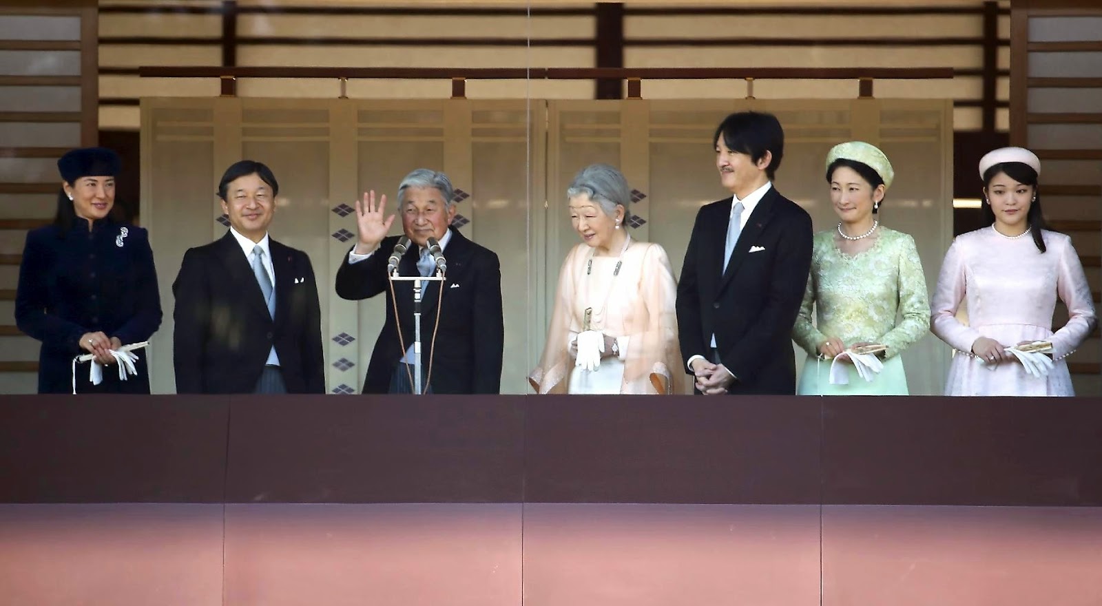 19the-balcony-The-Japanese-Imperial-Family-Ro.jpg