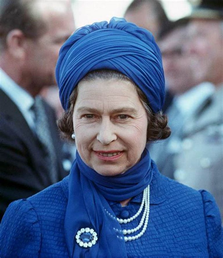 queen elizabeth blue gown