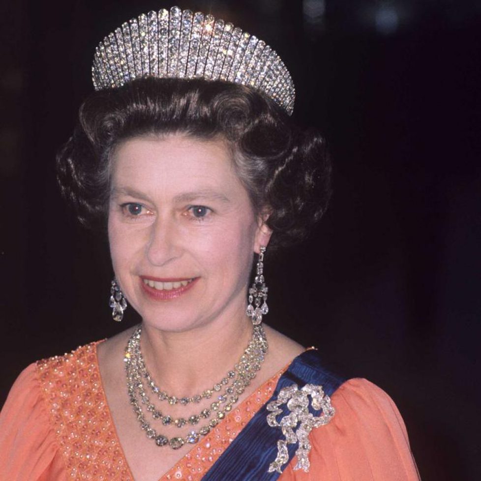queen-wearing-queen-mary-lovers-knot-bow-brooch_jpg__760x0_q75_crop-scale_subsampling-2_upscale-false