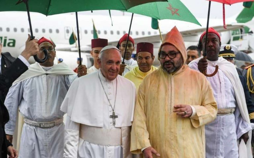 le-pape-francois-est-accueilli-a-l-aeroport-de-rabat-au-maroc-par-le-roi-mohammed-vi-le-30-mars-2019