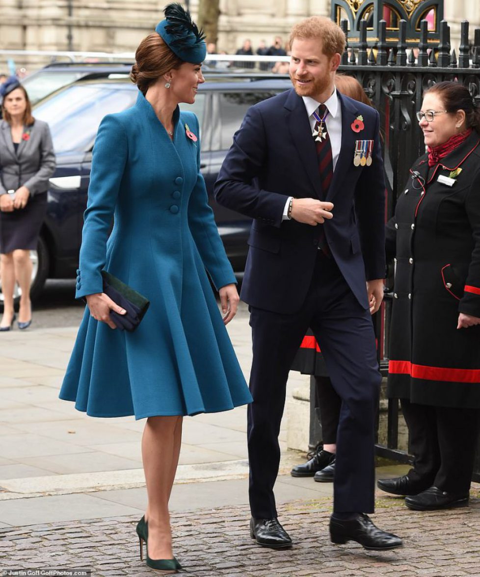 12703044-6958599-The_Duke_of_Sussex_joins_the_Duchess_of_Cambridge_at_an_Anzac_Da-a-94_1556190496410