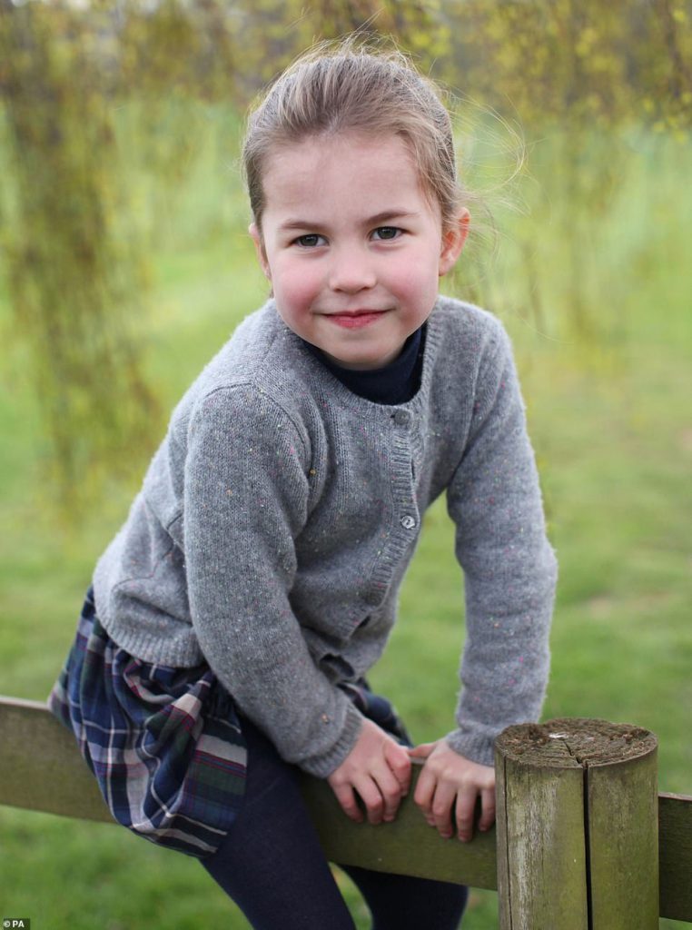 Les 4 ans de Charlotte de Cambridge Noblesse & Royautés