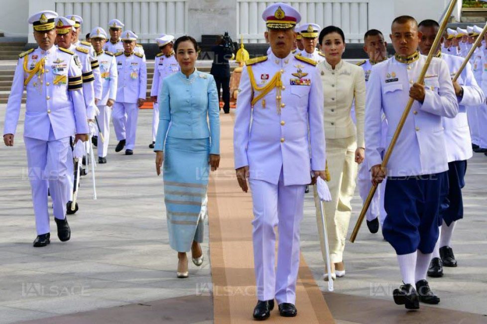 maha-vajiralongkorn-(au-centre)-vient-d-etre-couronne-il-a-epouse-trois-jours-plus-tot-suthida-qui-est-devenue-reine-(a-droite)-photo-thai-royal-household-bureau-afp-1556947544