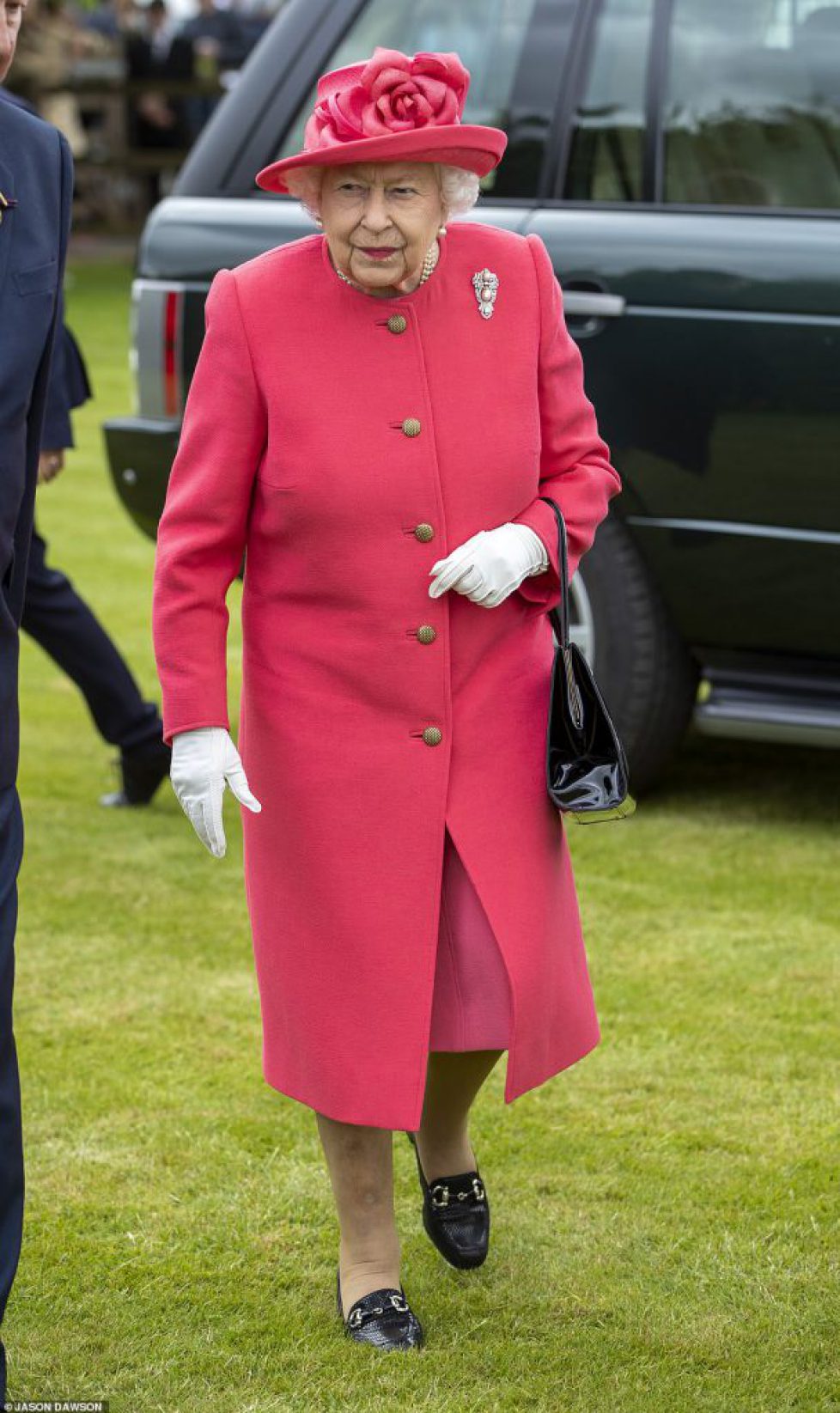 14857130-7147355-The_Queen_wore_a_lovely_hot_pink_coat_with_a_matching_hat_and_ac-a-42_1560702845045