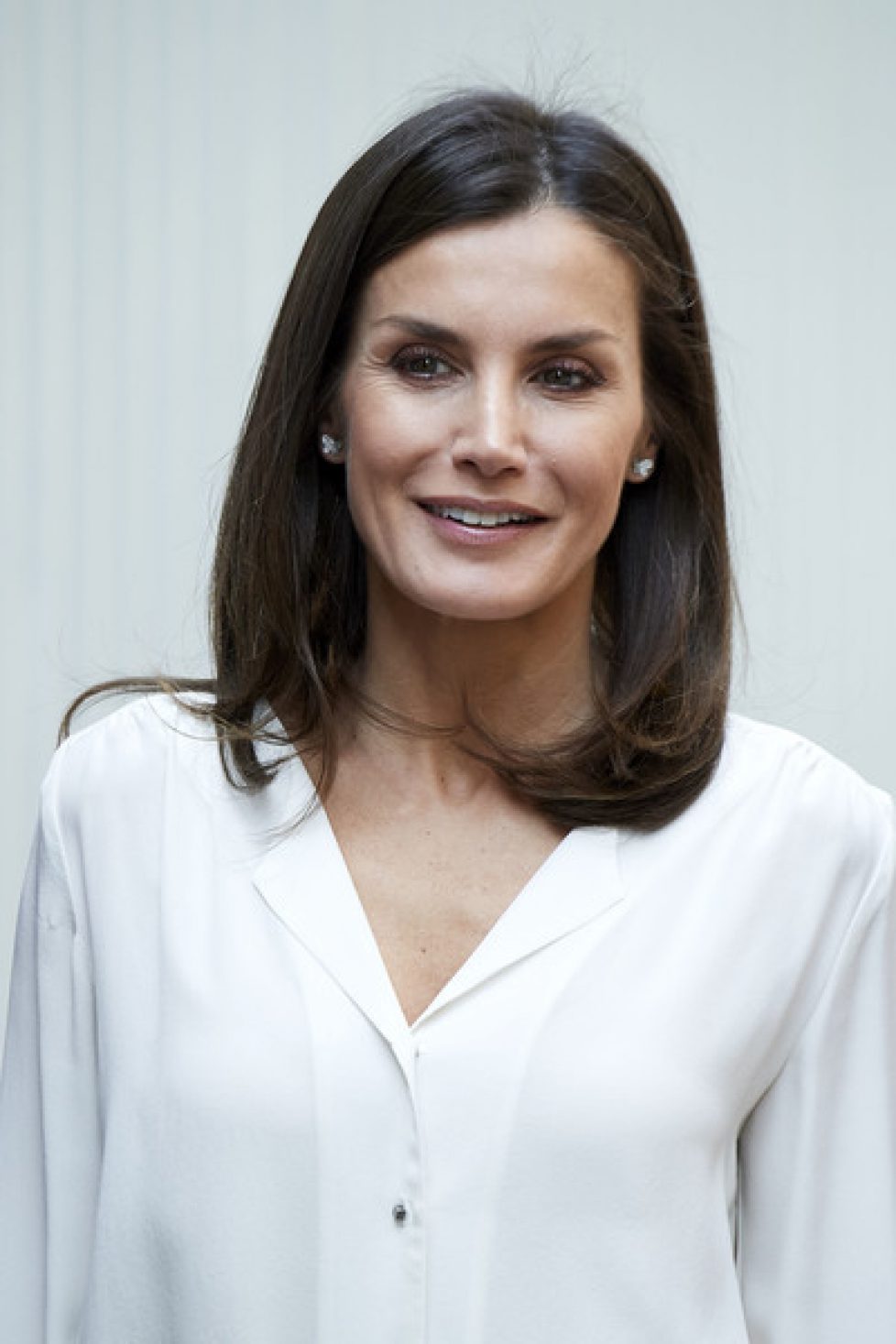 Queen+Letizia+Attends+Meeting+AECC+X4BnyIN4v8_l