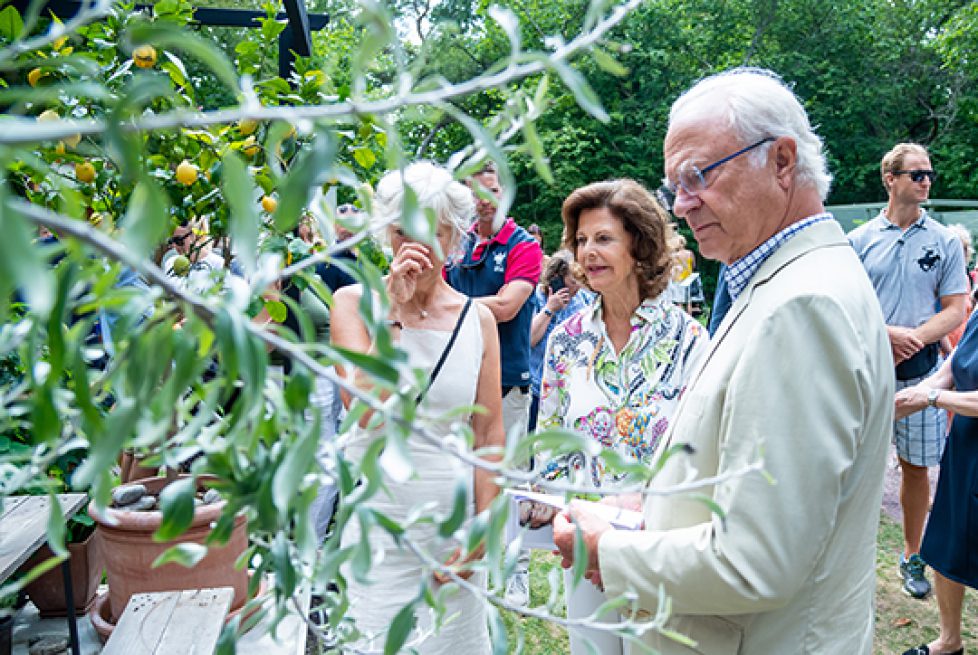 Royal Couple at garden award ceremony