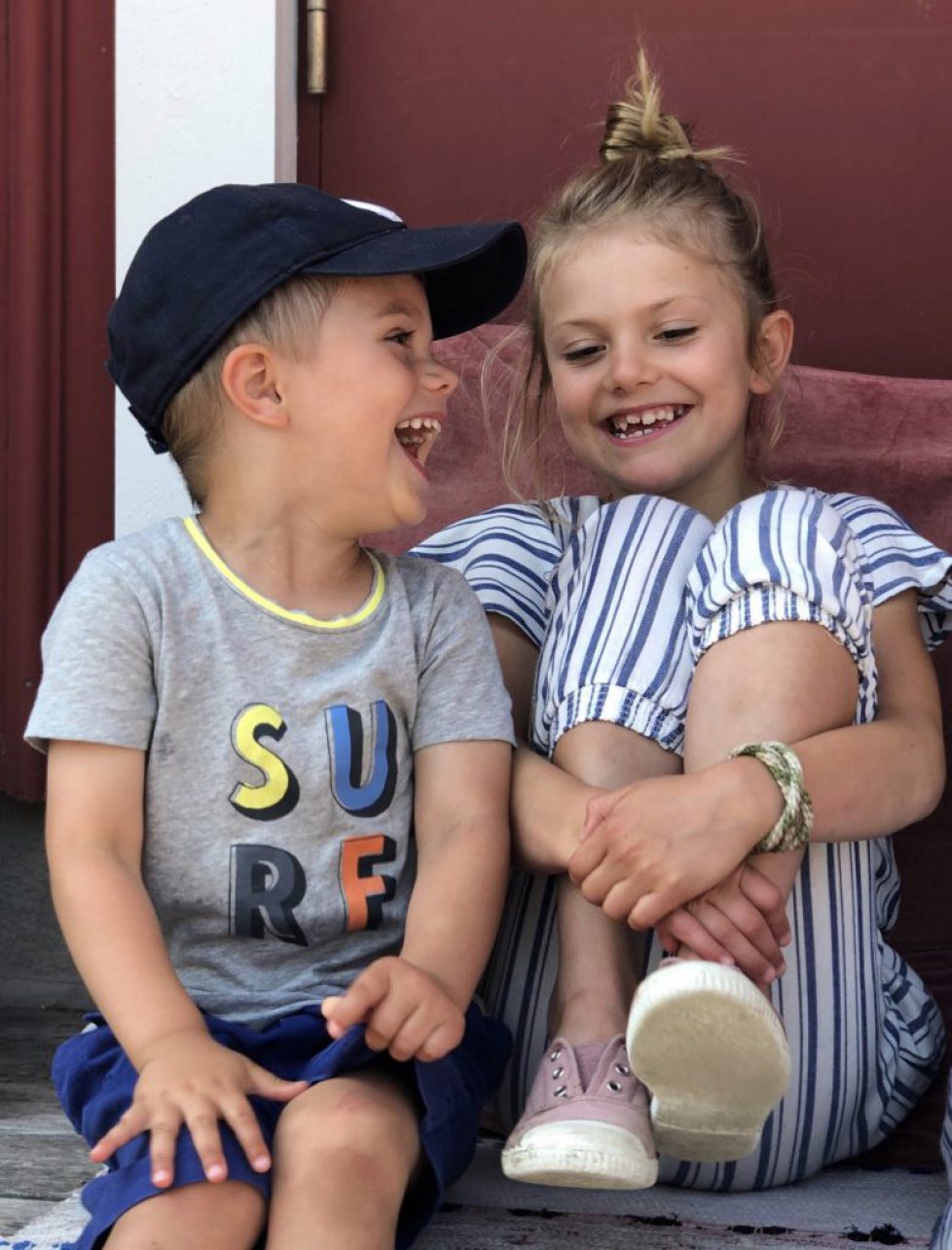 Prinsessan Estelle och Prins Oscar fotograferade under Kronprinsessfamiljens semester tidigare i sommar. Bilderna är tagna på Västkusten samt Blå Jungfrun i Kalmarsund. Foto: H.K.H. Kronprinsessan.