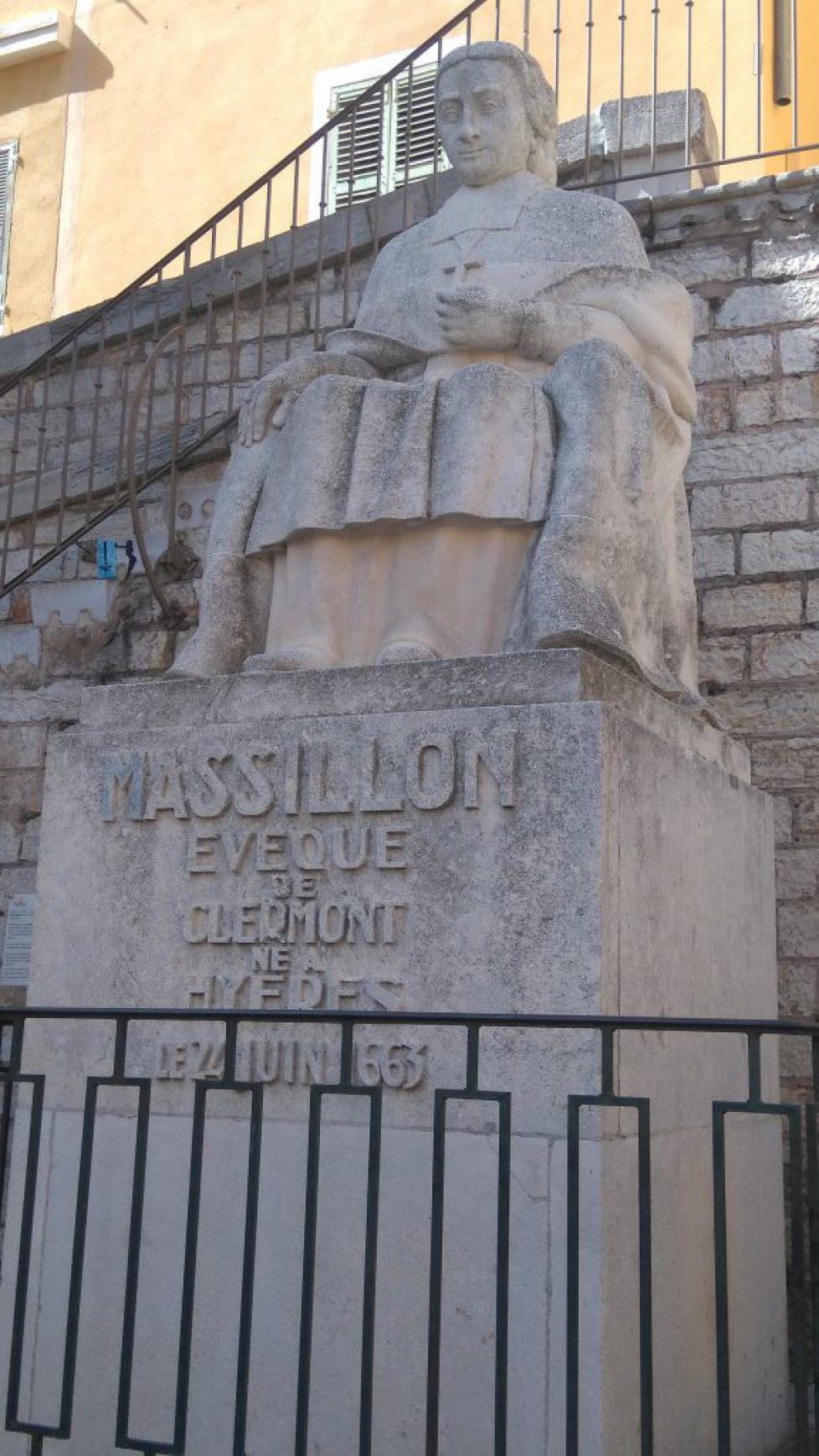 Photo n°1 Statue de Jean Baptiste Massillon