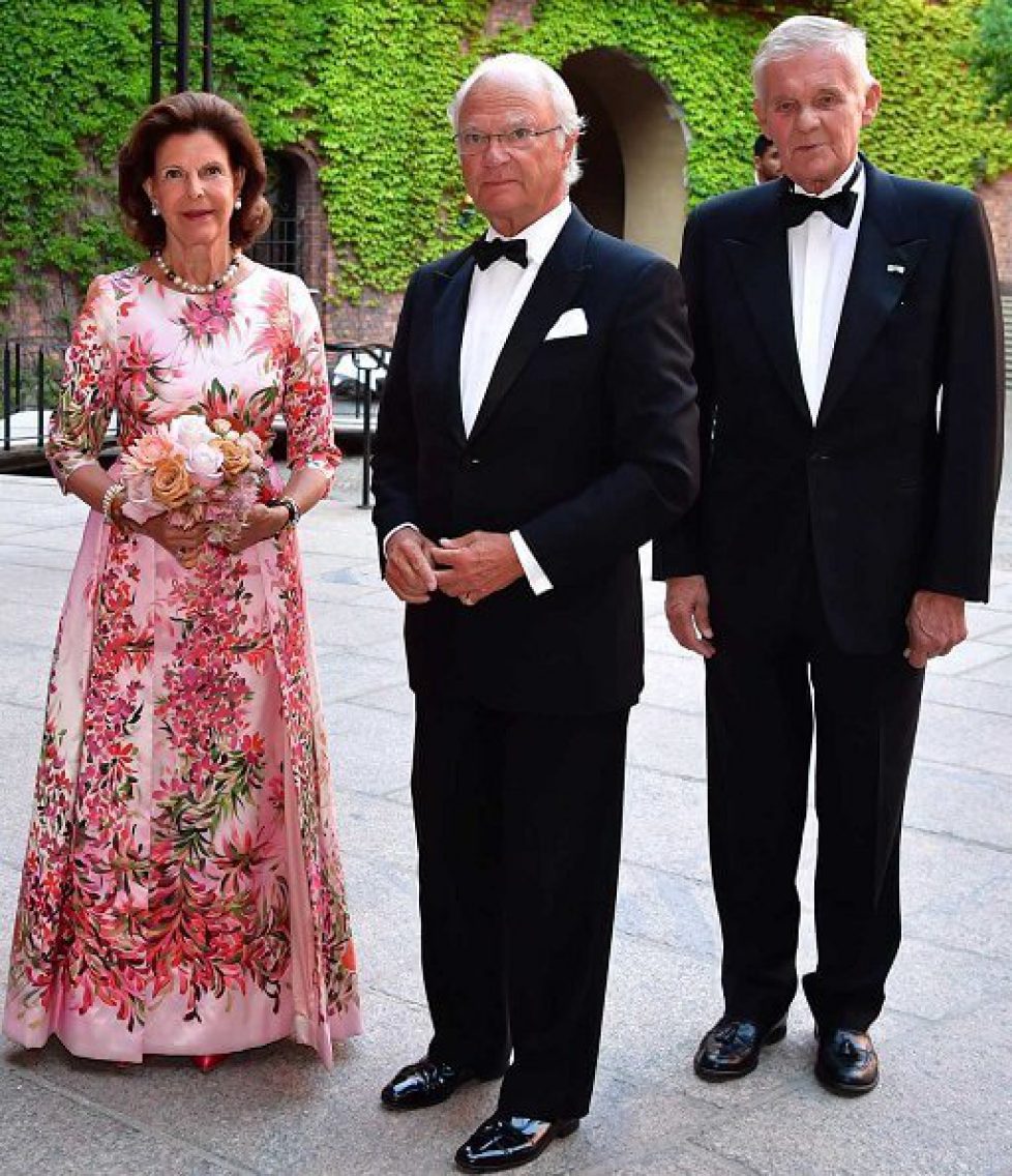 Queen-Silvia-in-floral-print-dress-3