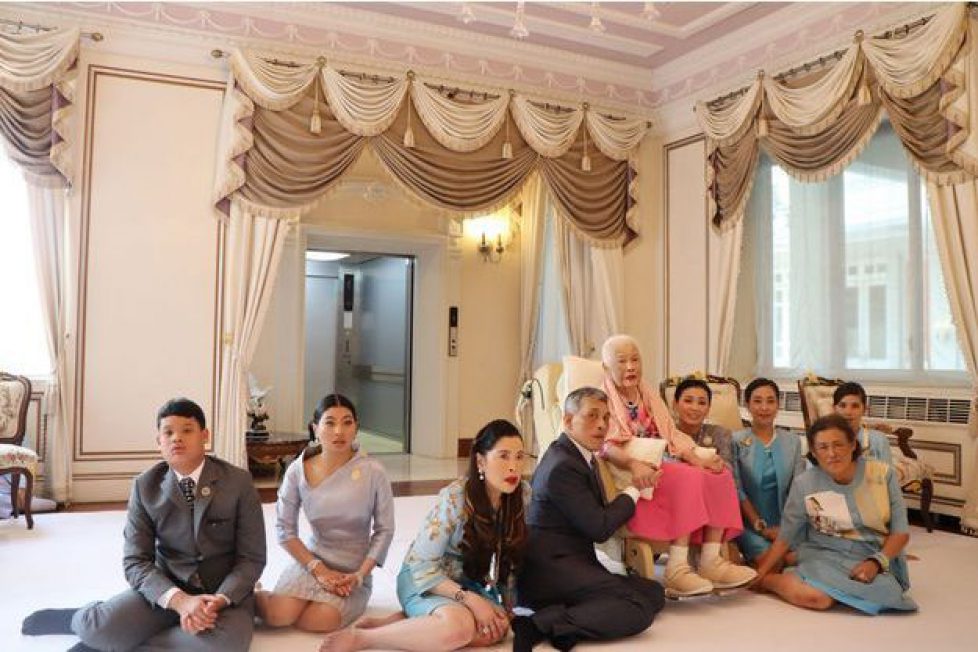 Sirikit-la-reine-mere-de-Thailande-entouree-de-sa-famille-pour-ses-87-ans