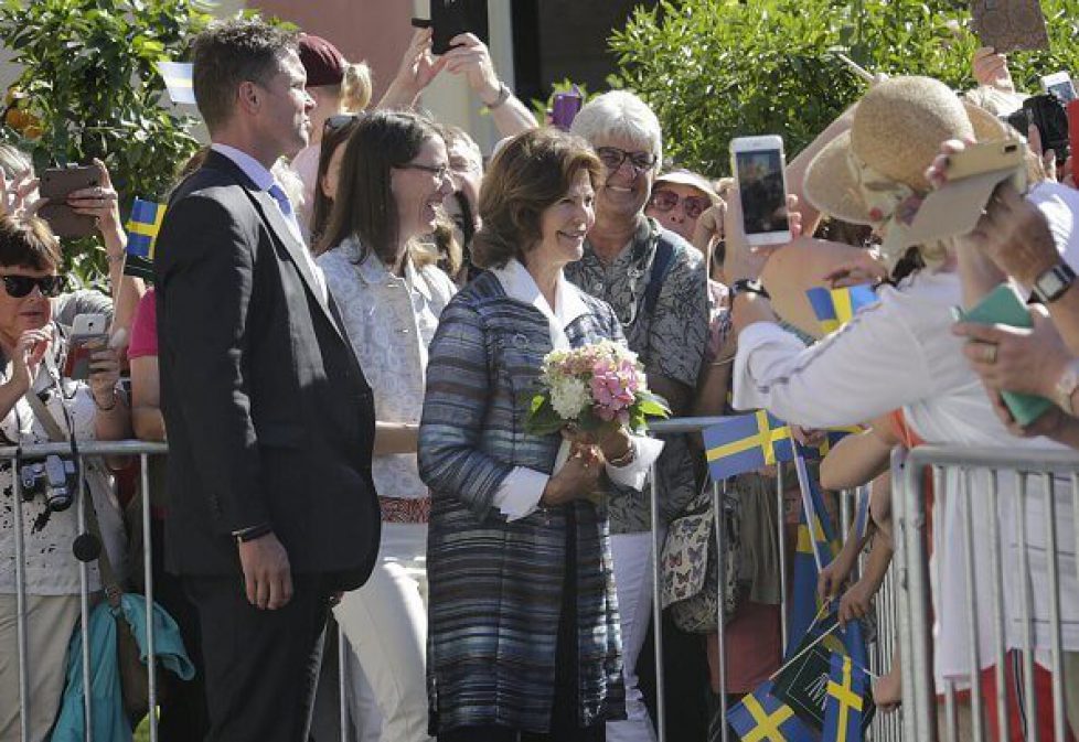 Queen-Silvia--Alexis-Holly-Gown-6