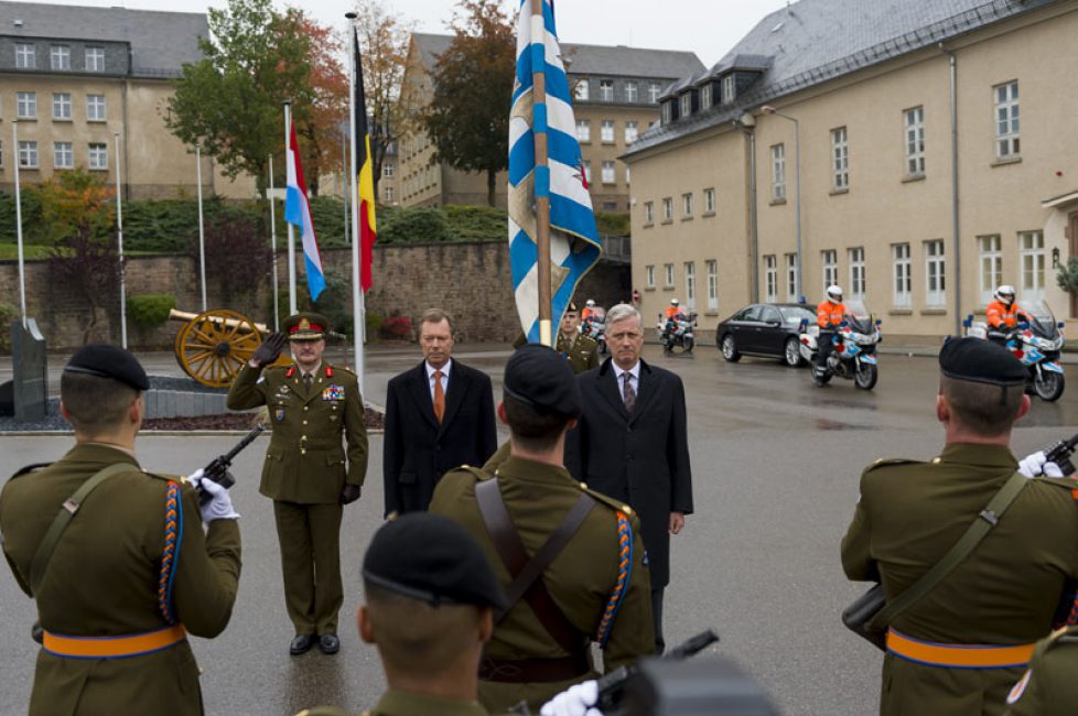 Centre militaire - Revue des troupes par S.M. le roi des Belges et S.A.R. le Grand-Duc - Hymnes nationaux