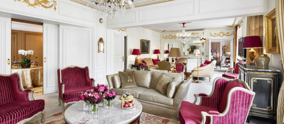 paris-plaza-athenee-royalsuite-livingroom-1920x840-1024x448