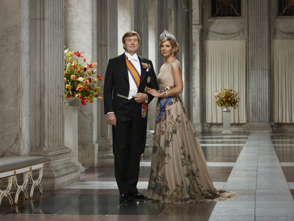 staatsiefoto-koning-willem-alexander-en-koningin-maxima-in-burgerzaal--2018---erwin-olaf---liggend