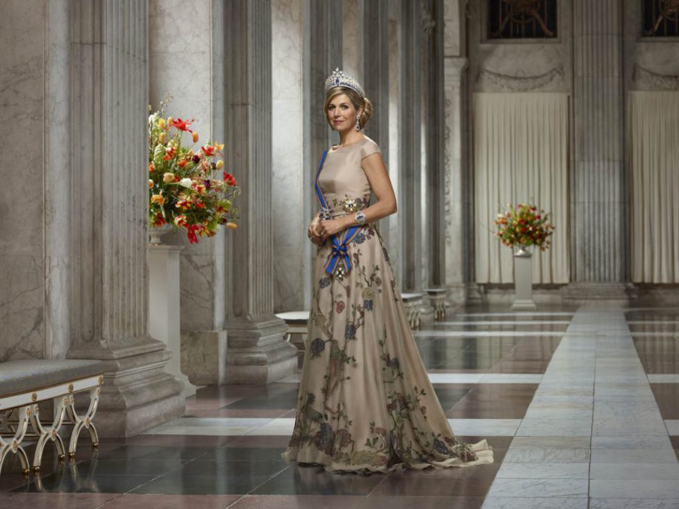 staatsiefoto-koningin-maxima-in-burgerzaal---2018---erwin-olaf---liggend