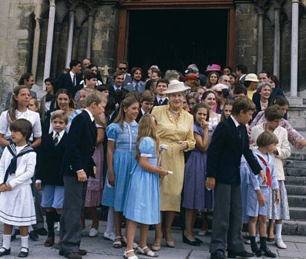 the-countess-of-paris-surrounded-by-her-family-victoria-of-melchior-picture-id607381994-1