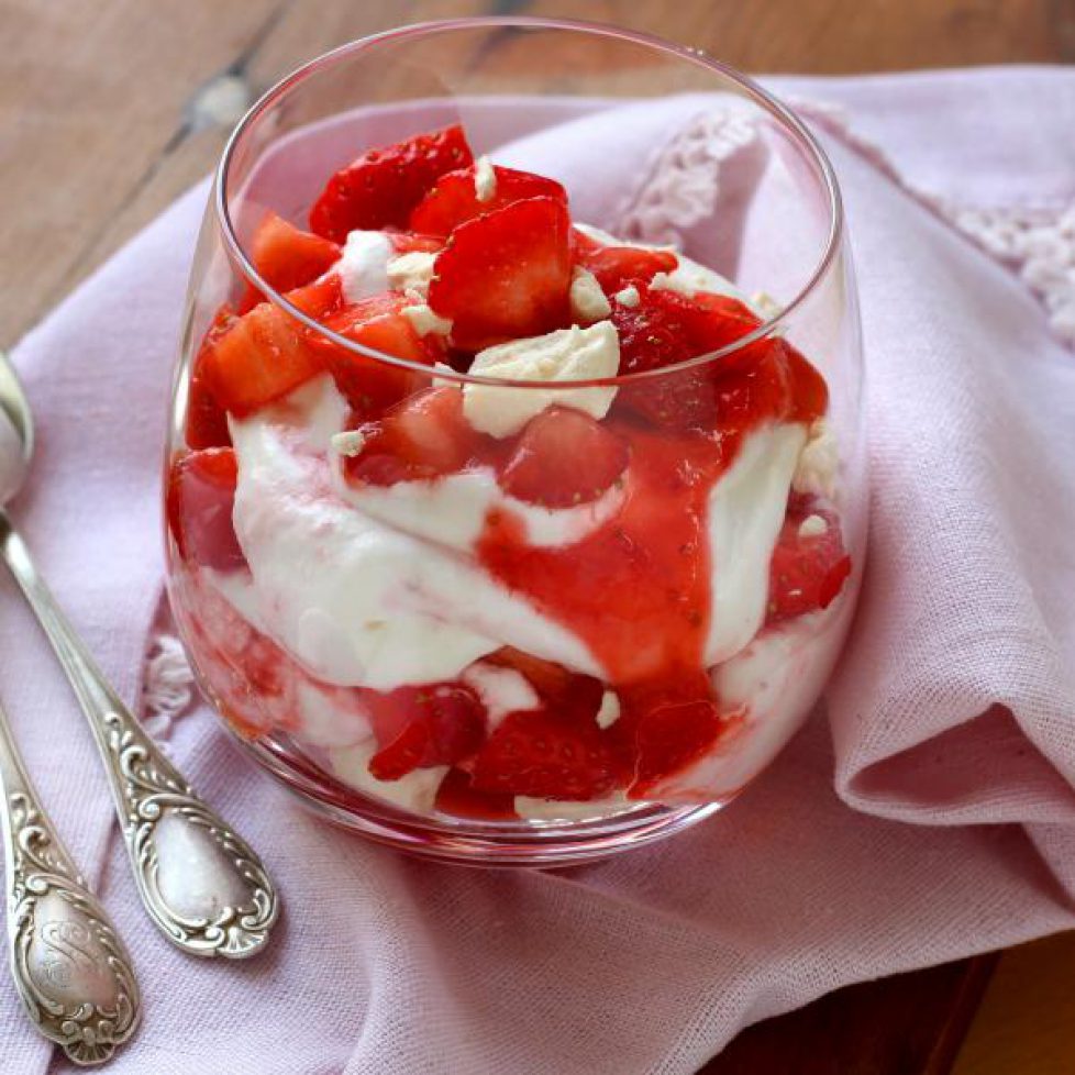 comment-faire-un-dessert-minute-a-la-fraise-eton-mess-
