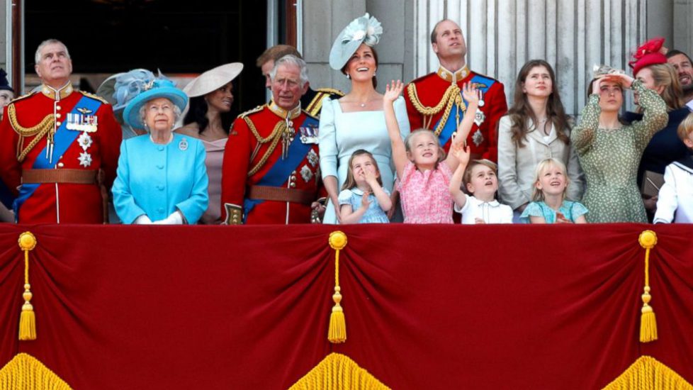 royals-trooping-the-color-1-rt-jt-180609_hpMain_16x9_992