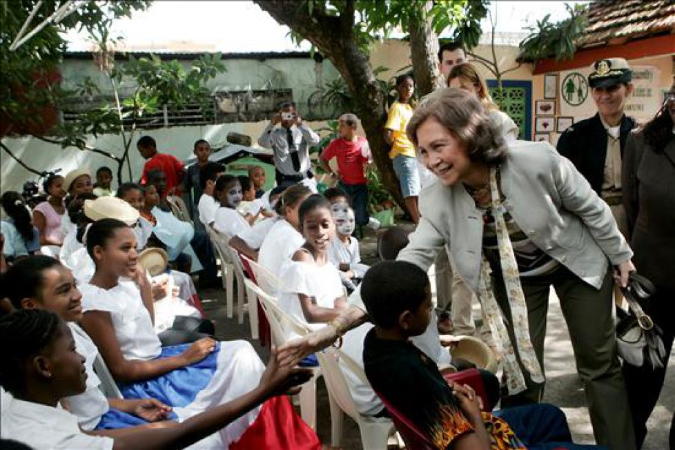 Doña Sofía saluda a unos niños durante su visita a la ONG española Paideia