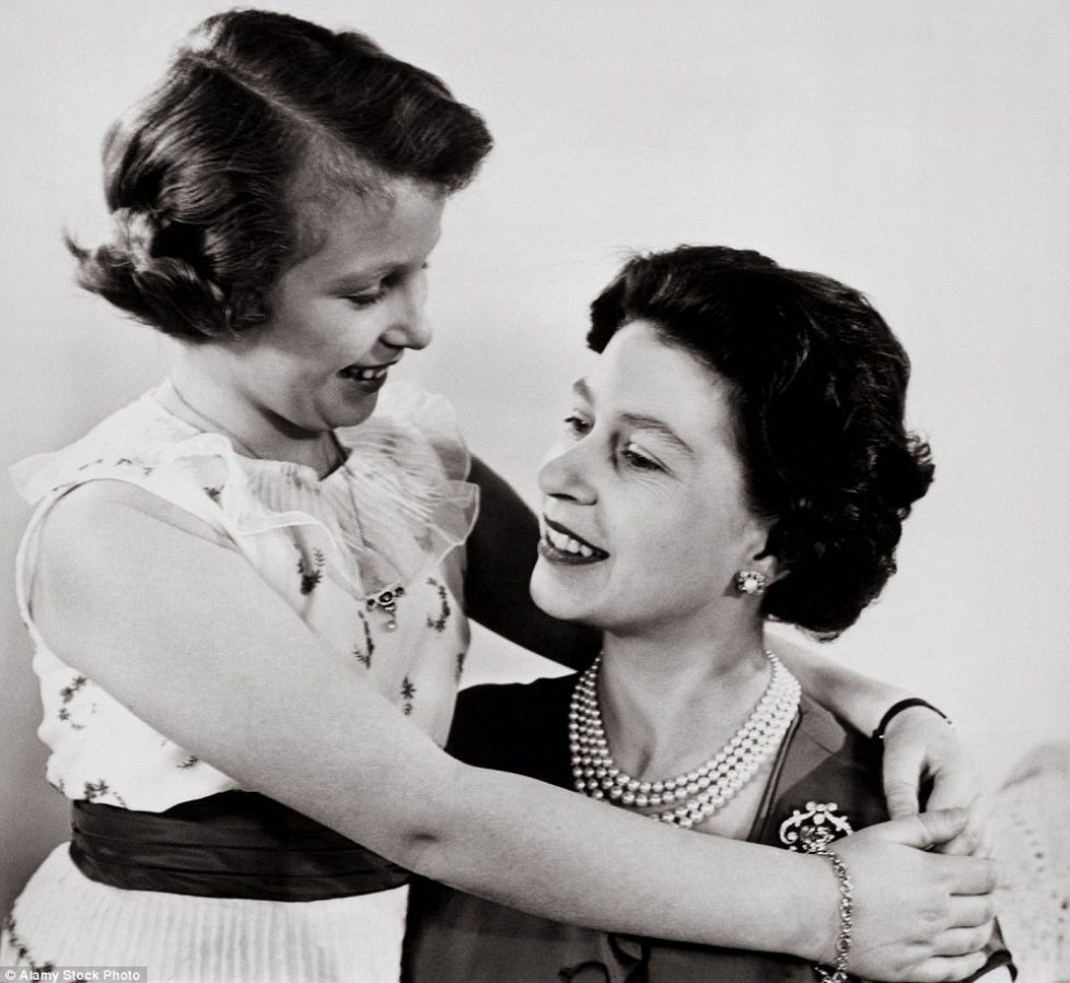 302C155500000578-3550750-The_Queen_with_her_daughter_Princess_Anne_in_March_1960_away_fro-m-12_1461191845568
