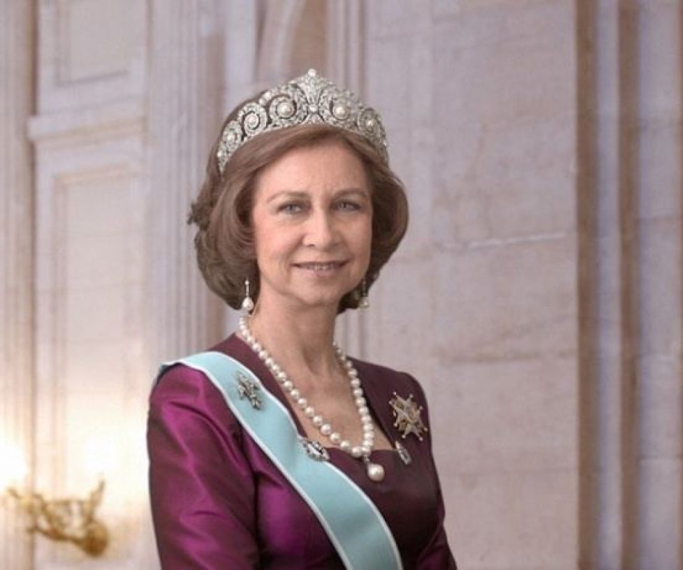 queen-sofa-of-spain-3fbb818d-1f13-45fd-a94a-309c53774a2-resize-750