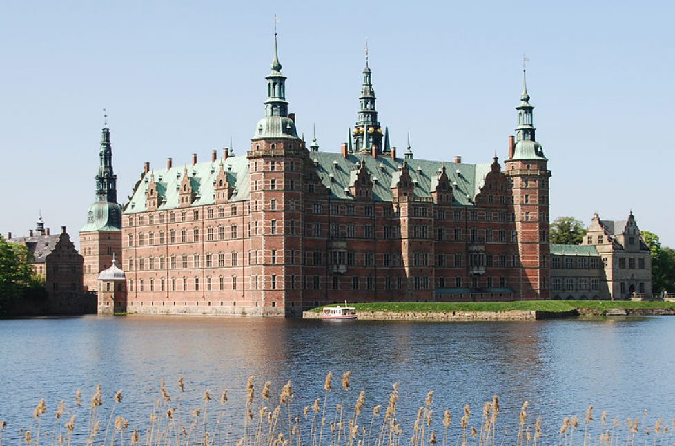 800px-Frederiksborg_Castle_and_boat_crop