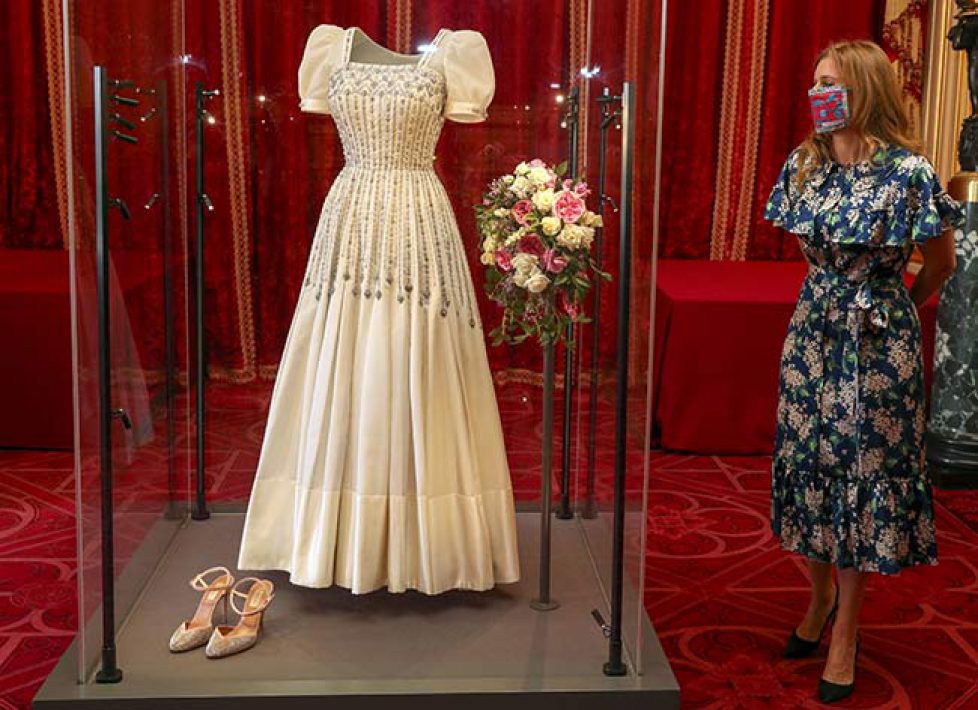 princess-beatrice-wedding-dress-display-z