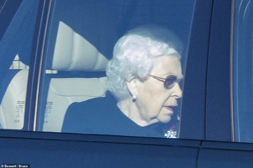 35244322-8913429-The_Queen_was_sombre_in_black_as_she_left_Windsor_Castle_by_car_-a-34_1604495410228