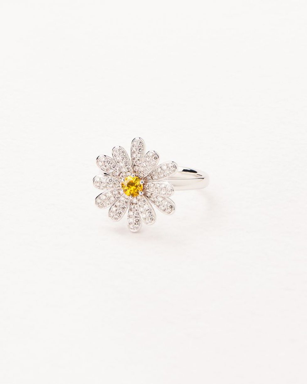 410242-bague-flower-poiray-or-blanc-diamant-saphir-jaunes