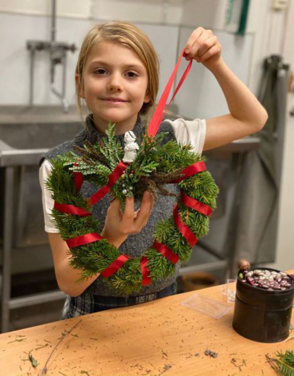 Prinsessan Estelle och Prins Oscar binder kransar inför 1:a advent 2020.