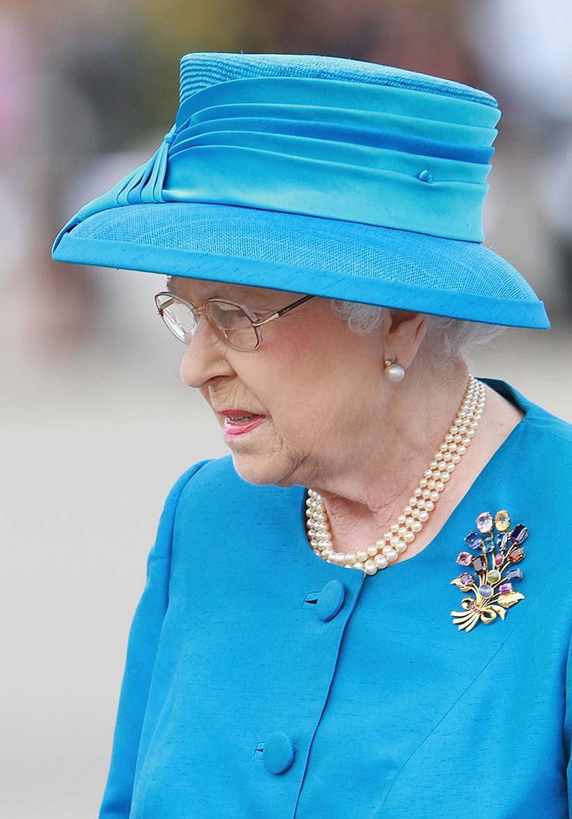 Les broches de pierres de couleur d’Elizabeth II – Noblesse & Royautés