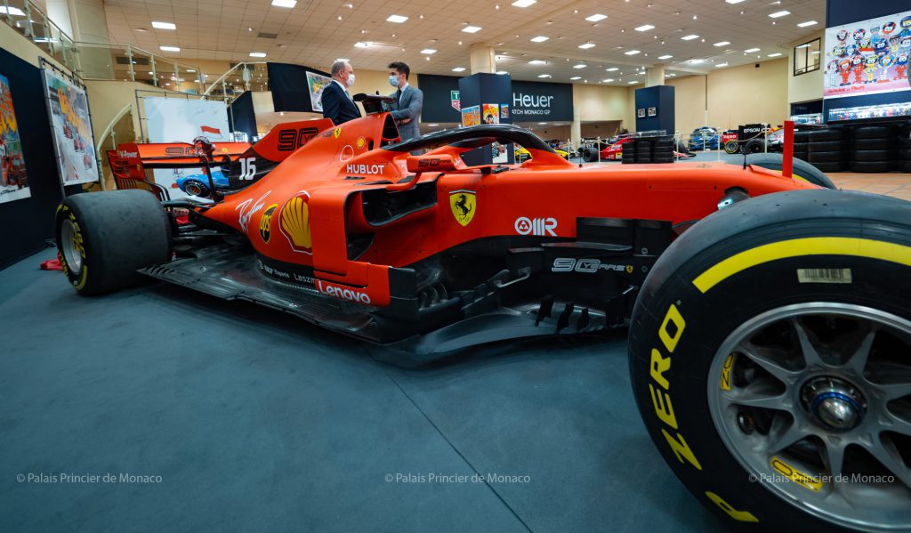 Leclerc reçoit sa Ferrari SF90 en cadeau