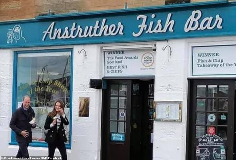 43505755-9624461-William_38_and_Kate_39_popped_into_Anstruther_Fish_Bar_in_Anstru-a-32_1622102240822
