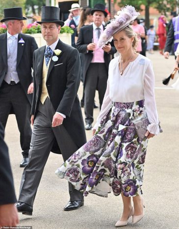 44295423-9692577-Leading_the_royal_arrivals_Prince_Edward_and_Sophie_Wessex_smile-a-53_1623847326792 44295423-9692577-Leading_the_royal_arrivals_Prince_Edward_and_Sophie_Wessex_smile-a-53_1623847326792
