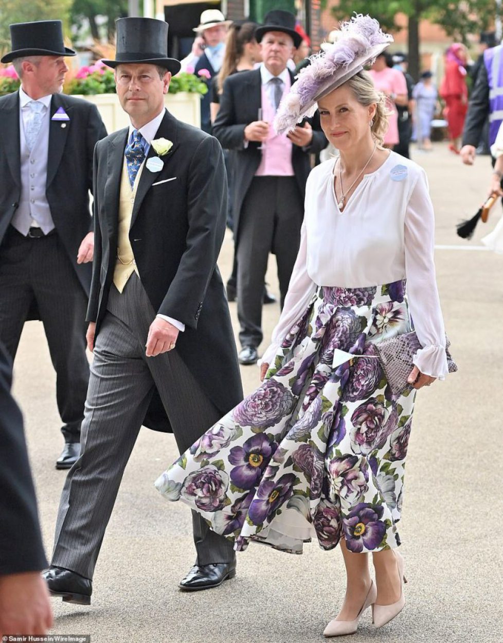 44295423-9692577-Leading_the_royal_arrivals_Prince_Edward_and_Sophie_Wessex_smile-a-53_1623847326792 44295423-9692577-Leading_the_royal_arrivals_Prince_Edward_and_Sophie_Wessex_smile-a-53_1623847326792