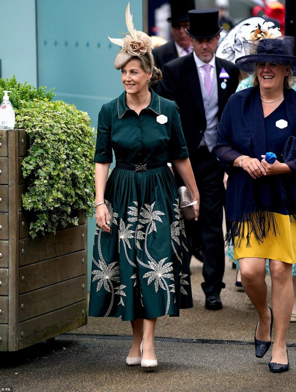 44341319-9696757-Forest_green_queen_Sophie_Wessex_looked_radiant_in_forest_green_-a-20_1623932005327 44341319-9696757-Forest_green_queen_Sophie_Wessex_looked_radiant_in_forest_green_-a-20_1623932005327