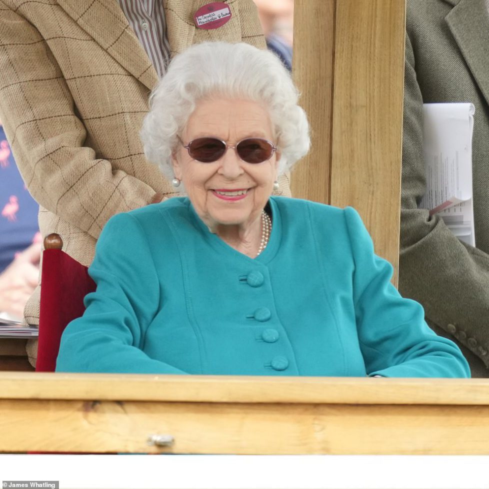 44919965-9746147-The_Queen_pictured_looked_in_great_spirits_today_as_she_attended-a-10_1625157036422