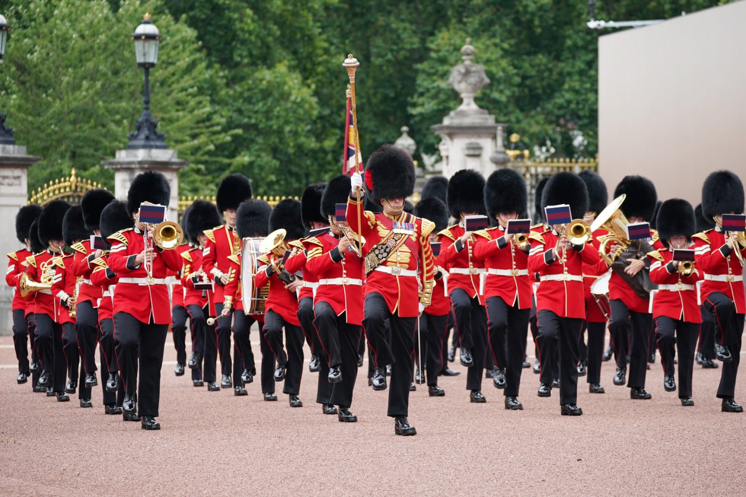 Page De Garde Londres Le retour de la relève de la garde à Buckingham – Noblesse & Royautés