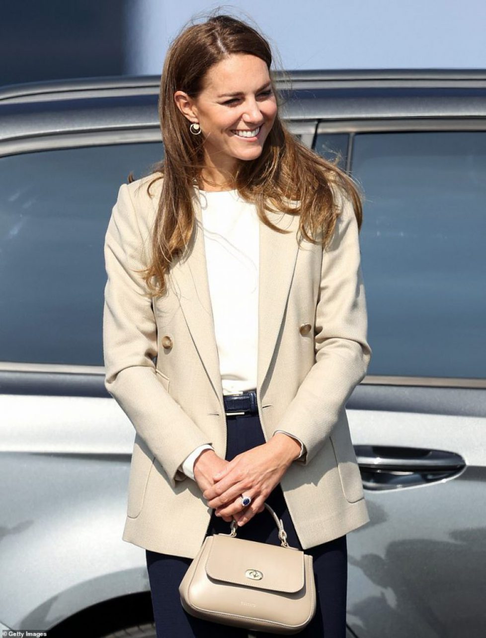 47954673-9993601-The_Duchess_of_Cambridge_arrives_at_RAF_Brize_Norton_today_to_me-m-100_1631712950782